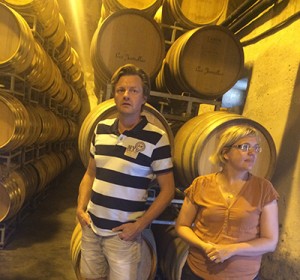 Hilde Chevillot, winemaker på Abbotts & Delaunay viser rundt på fadlageret