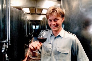 Jacob Ruby smager på vin